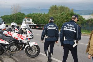 Senza patente, provoca incidente e fugge, non si ferma al posto di blocco: multe per 10mila euro