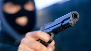 Banda con pistola rapina imprenditore in villa
