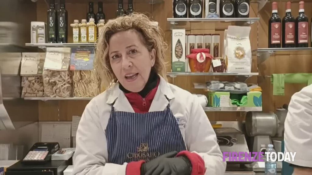 Lavori finiti ma non c'è la corrente elettrica, salta l'inaugurazione del 'nuovo' mercato: "È un caos" / VIDEO