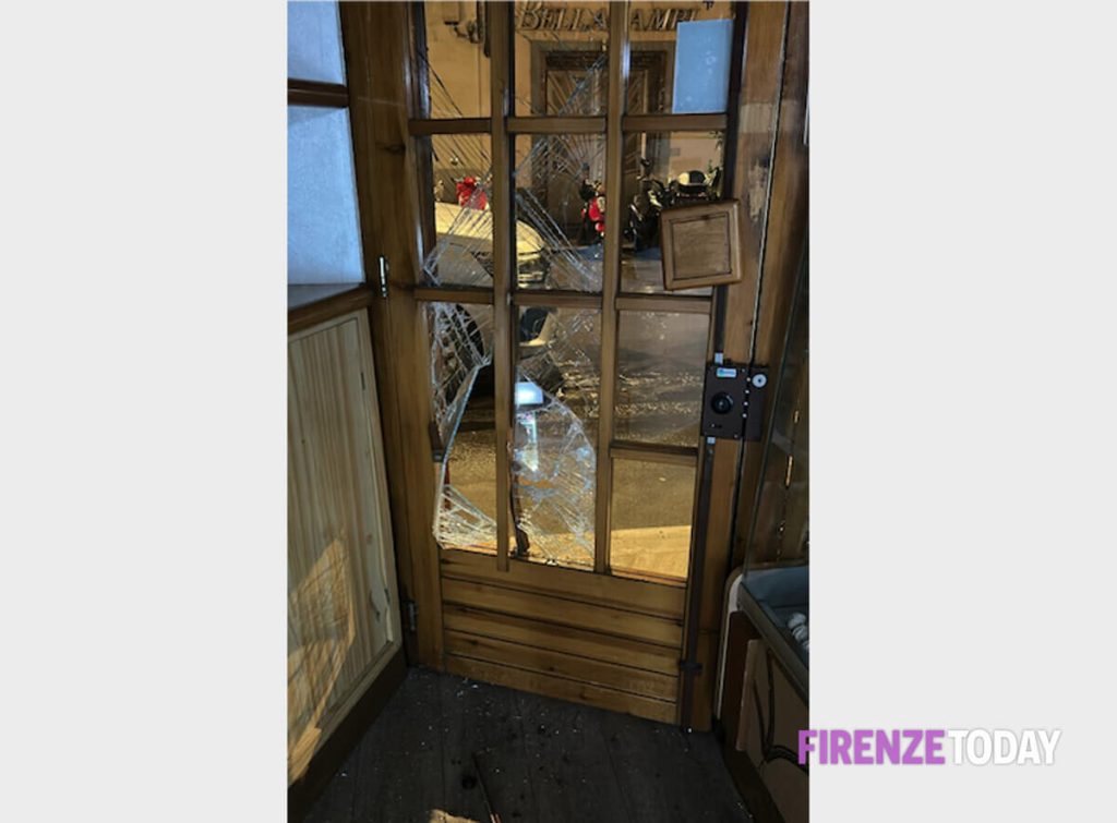 Spaccata in Borgo Ognissanti, colpito un forno: porta a vetri infranta con un tombino / FOTO