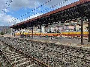 Vaiano: “Biglietto, prego”. E il passeggero aggredisce la capotreno
