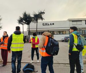 Operai protestano contro lo sfruttamento, multati per la 'tenda' di fronte all'azienda: è bufera