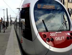 Nuova aggressione sulla tramvia: ubriaco, colpisce la passeggera che l'aveva aiutato