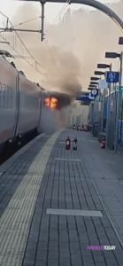 Le immagini del treno andato a fuoco in stazione / VIDEO