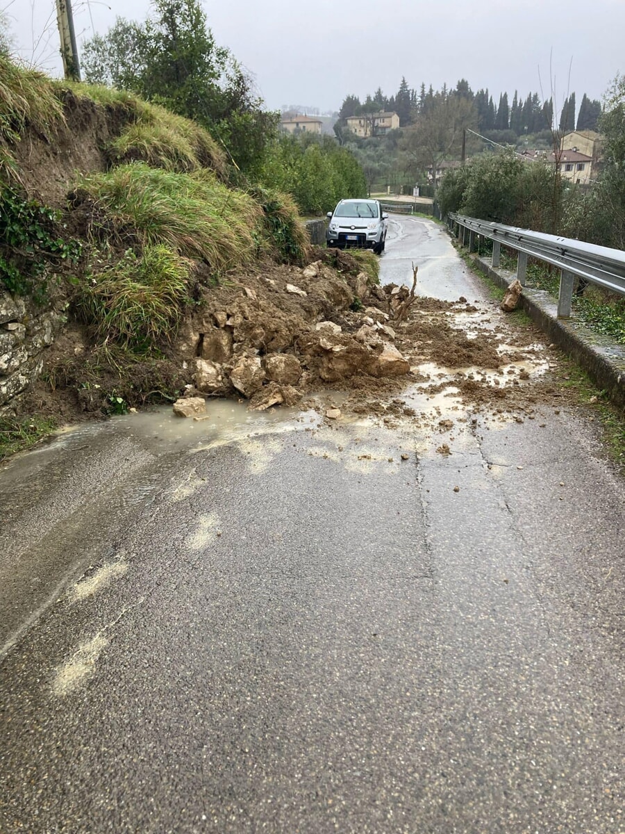 Frane, strade chiuse e esondazioni