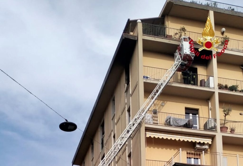 Incendio in appartamento al quinto piano in via Capo di Mondo
