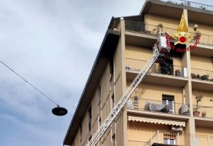 Incendio in appartamento al quinto piano in via Capo di Mondo
