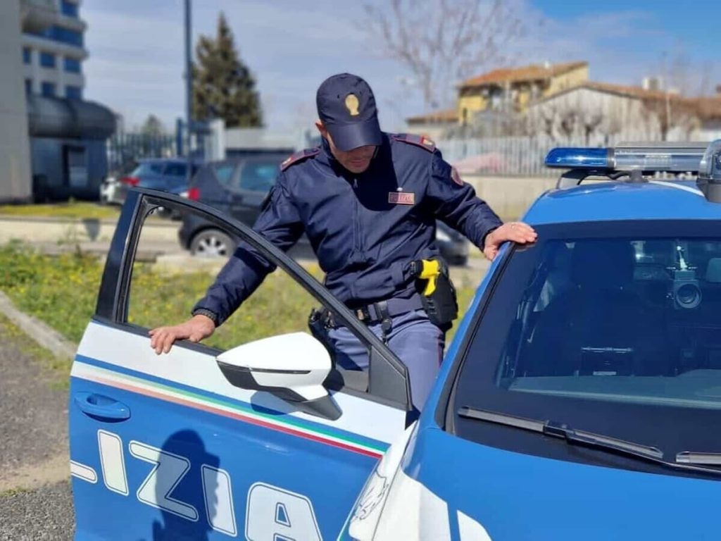 Sorpreso a forzare le auto in sosta, tenta di aggredire gli agenti: fermato con il taser