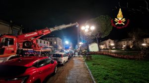 Maltempo, albero caduto su due auto in sosta