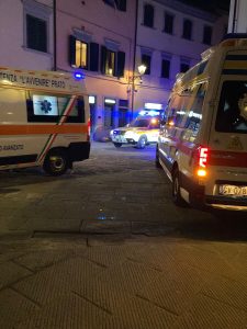Prato, lite a colpi di katana in centro storico: un ferito