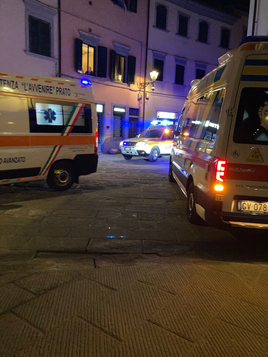 Prato, lite a colpi di katana in centro storico: un ferito