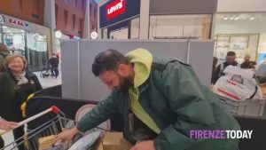 Caccia all'affare: ai Gigli lunghe code per acquistare i pacchi smarriti / VIDEO