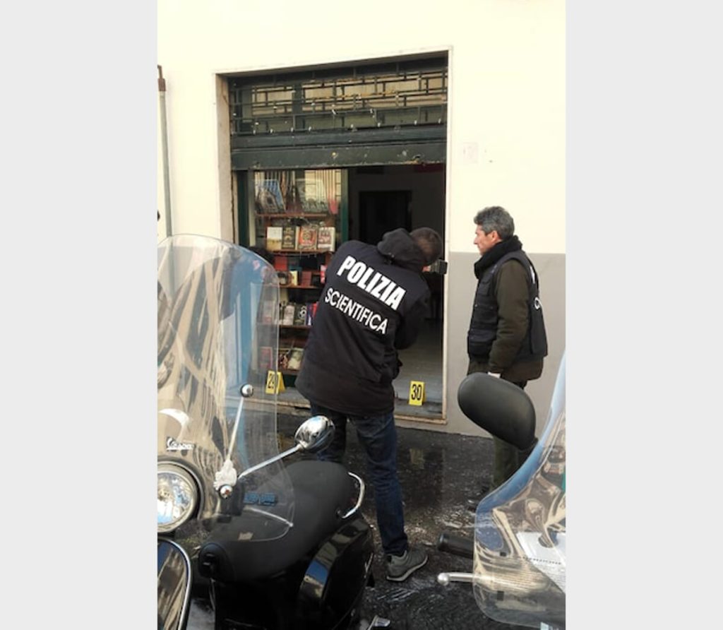 Bomba di Capodanno contro la libreria di CasaPound: estradato l'anarchico condannato, portato in carcere a Rebibbia