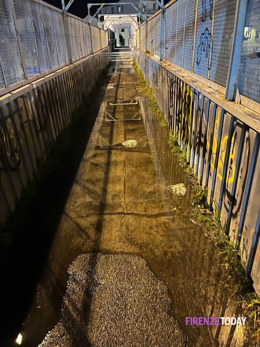 Stadio: disagi sulla passerella sopra la ferrovia. "Nei capannoni in disuso ci vivono persone" / FOTO