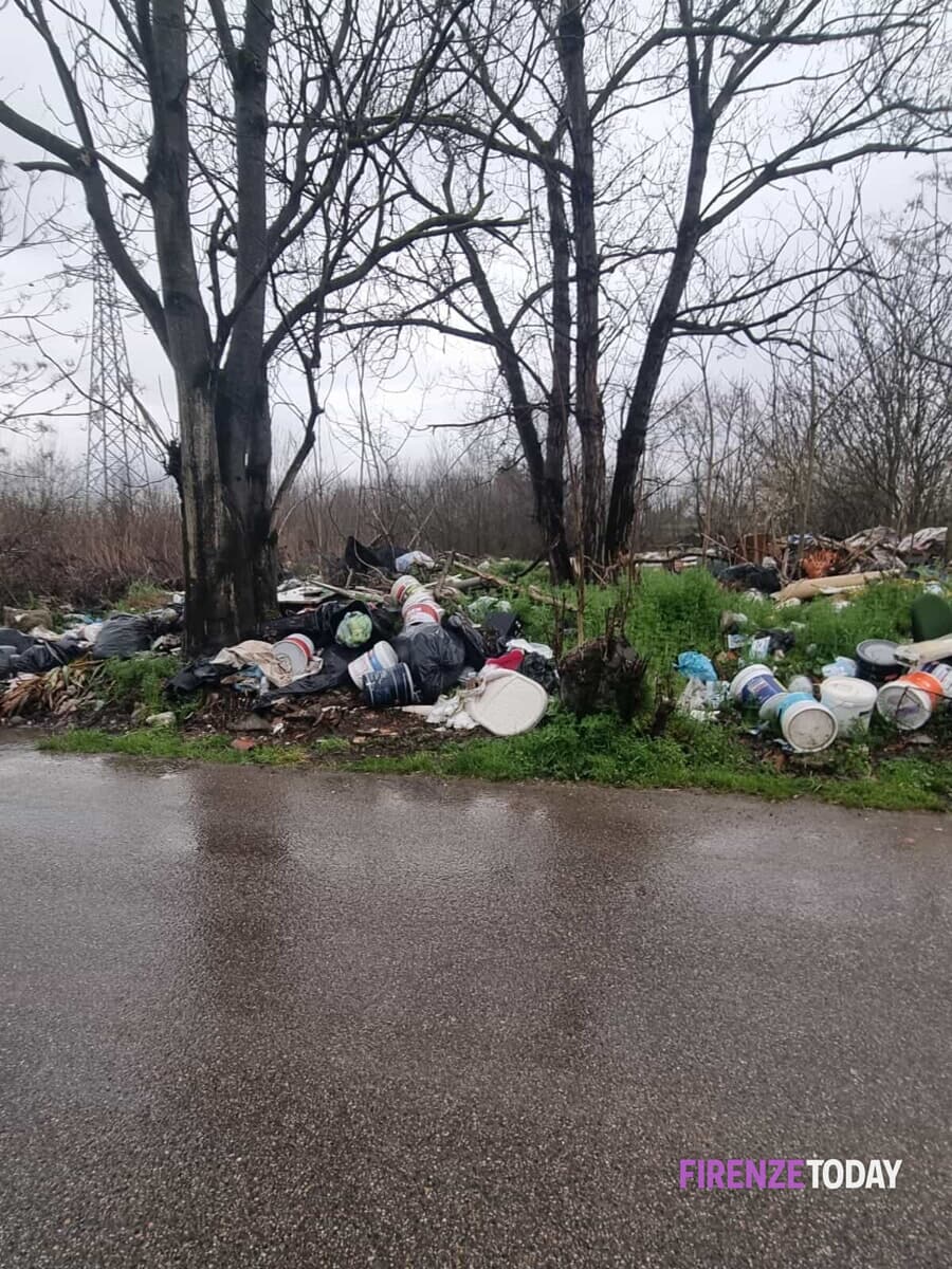 Nell'area verde una discarica a cielo aperto e una baraccopoli / FOTO