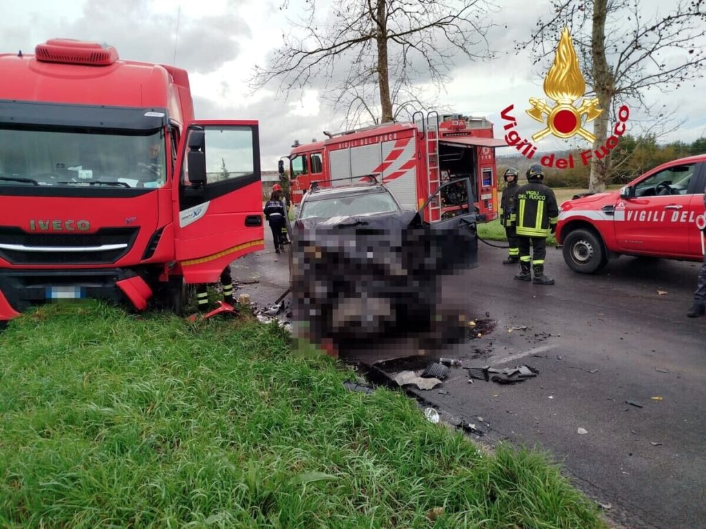 Auto contro camion, morto l'uomo portato in gravi condizioni a Careggi