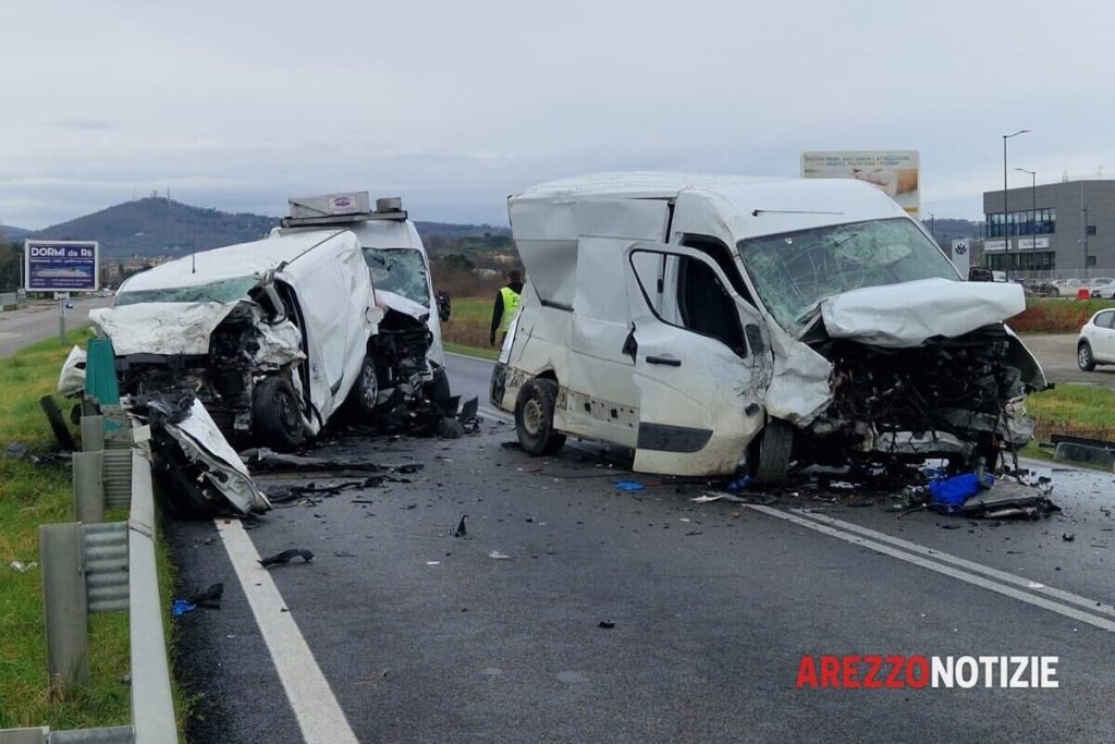 Grave incidente sul raccordo di Arezzo. Morto 58enne di Signa FOTO