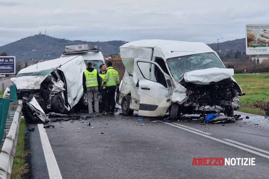 Schianto mortale, indagini per omicidio stradale. L'ipotesi del furgone che ha invaso la corsia e ha travolto Canu