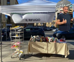 Piazza delle Cure: il banco dei libri arriva in superficie, ma la multa da 5mila euro al senzatetto resta