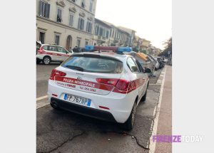Targhe rubate e incollate sulle originali per evitare multe: tentano la fuga nel parcheggio del supermercato
