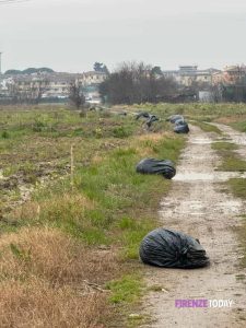 Quintali di rifiuti tessili abbandonati per strada. “Vengono di notte quando nessuno li vede” / FOTO