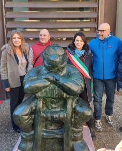 Scandicci: svelata la statua di Bobo al Castello dell'Acciaiolo, omaggio a Sergio Staino