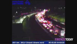 A1, notte difficile: traffico in tilt e guidatori fuori dalle auto / VIDEO